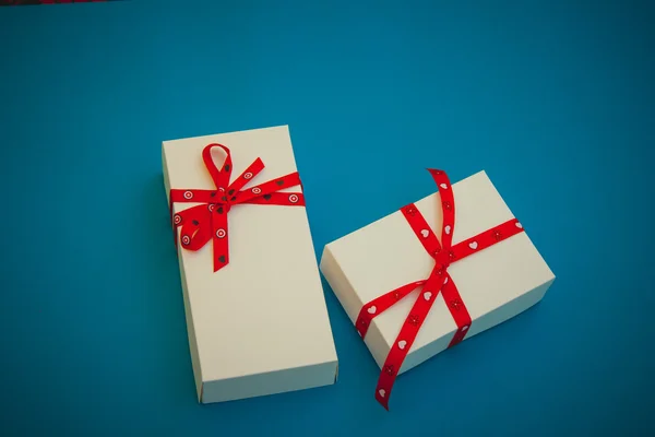 Δύο λευκό κουτιά δώρων σε μπλε φόντο — Φωτογραφία Αρχείου