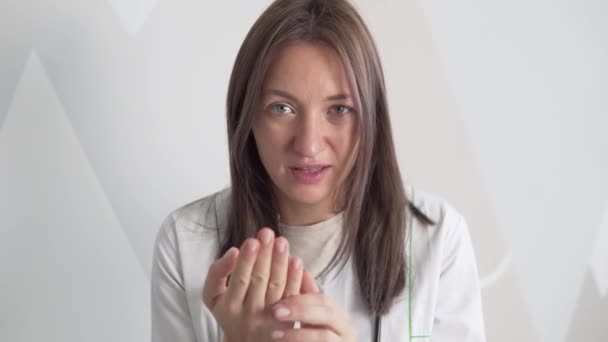 Vakre kvinne-doktoren sender live på internett – stockvideo