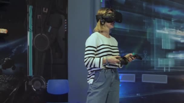 Femme utilise des lunettes de réalité virtuelle ou augmentée — Video