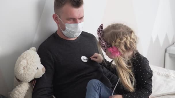 Papa et petite fille jouent au docteur à la maison. — Video