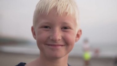 Çilli, bronzlaşmış bir gencin yüzüne yakından bakın.