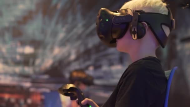 Un colegial juega realidad aumentada en gafas 3D en un club de juegos de ordenador — Vídeo de stock