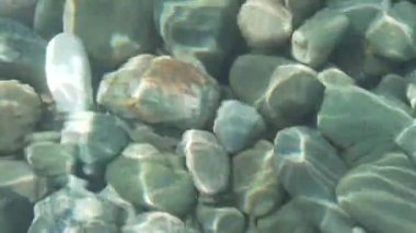 Çakıl taşı ya da çakıl taşı ve yuvarlak taş plajı Denizde ya da akıntıda nehir