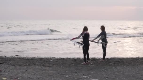 Eerste Surftraining bij zonsondergang. — Stockvideo