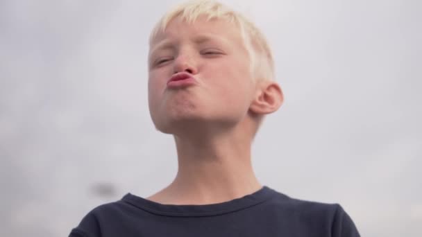 クローズアップ美しいです男の子ブロンド8歳歌に対してザブルースク — ストック動画