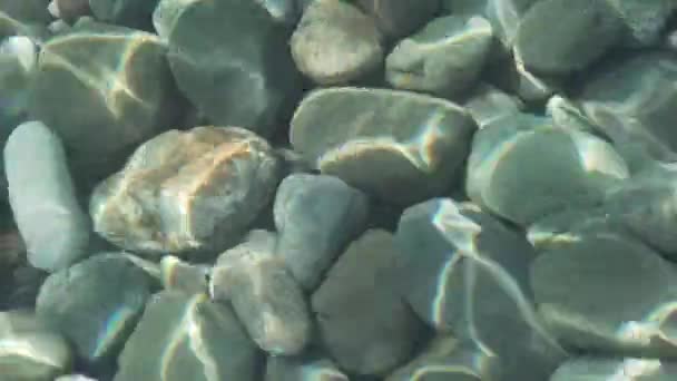 Vidéo abstraite de la mer transparente avec fond de galets — Video