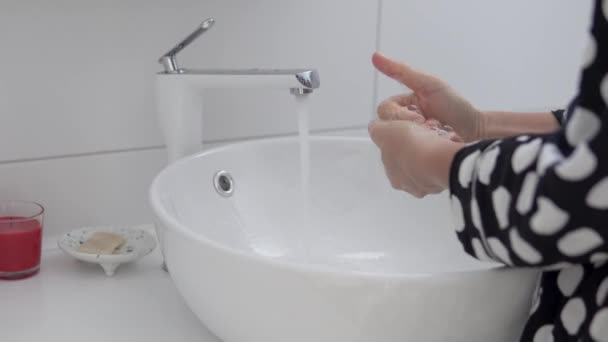 Kobieta dokładnie myje ręce mydłem w domu w łazience.. — Wideo stockowe