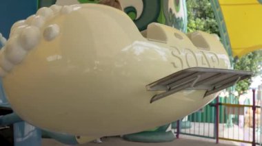 Küçük çocuklar Soçi 'deki bir lunaparkta sabun sürüşüne çıkıyorlar..