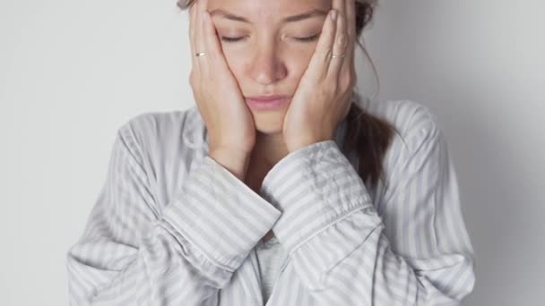 Una joven cansada siente dolor de cabeza y migraña. — Vídeos de Stock