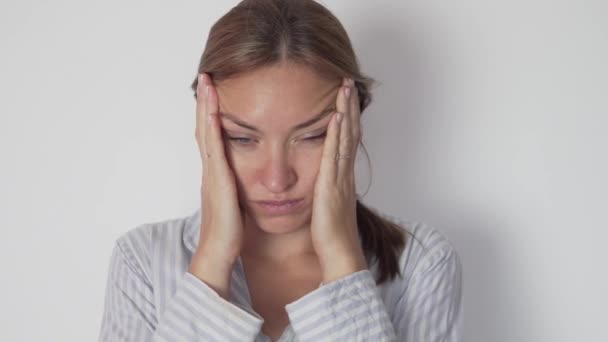 一个在家里头疼的疲倦女人的脸 — 图库视频影像