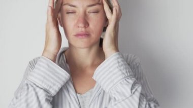 Sabah baş ağrısından muzdarip bir kadının yakın çekimi.