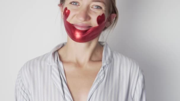 Uma linda blogueira testa uma máscara facial ao vivo — Vídeo de Stock