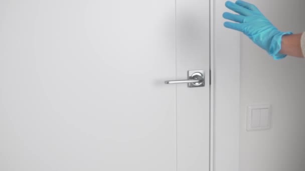 Жіноча рука в медичній рукавичці повільно відкриває двері лікарняної кімнати за ручкою . — стокове відео