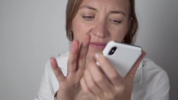 Een mooie zakenvrouw luistert naar een bericht op een mobiele telefoon. — Stockvideo