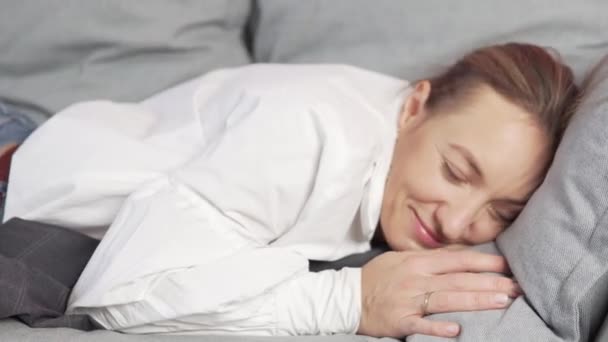Seorang guru perempuan yang lelah jatuh di sofa dan tertidur — Stok Video
