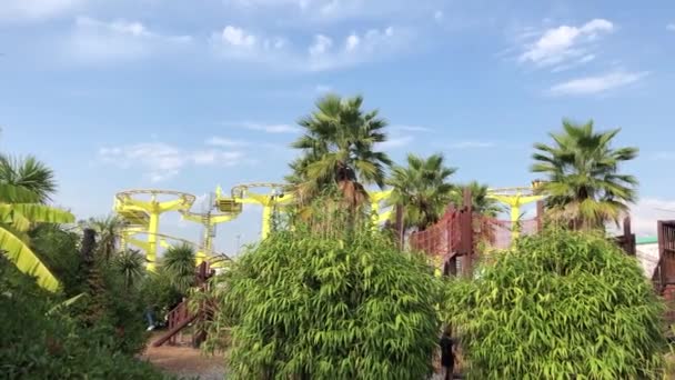Το γενικό σχέδιο είναι ένα πάρκο με αξιοθέατα με τρενάκια το καλοκαίρι στο Σότσι — Αρχείο Βίντεο