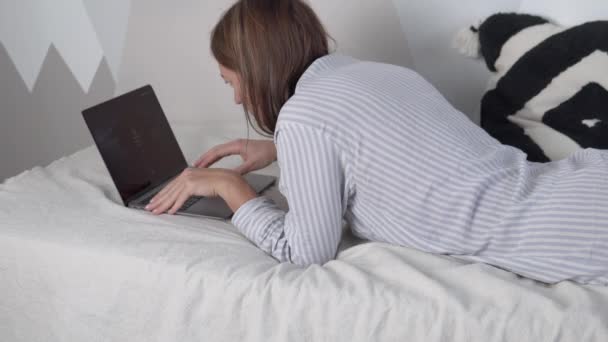 Máma se snaží vyzvednout heslo k dětskému laptopu. Žena zadá heslo pro přihlášení ke svému počítači — Stock video