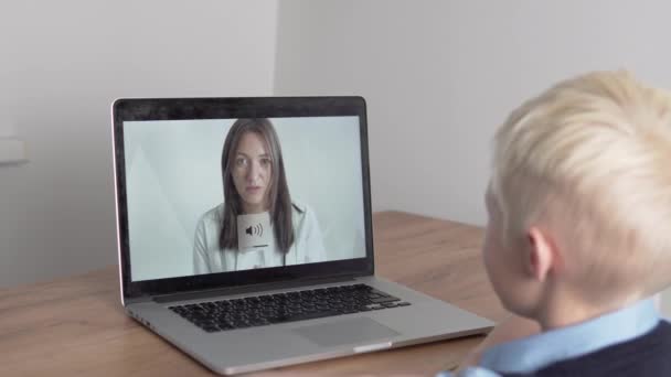 Kobieta lekarz komunikuje się na wideo komunikacji z uczniem — Wideo stockowe