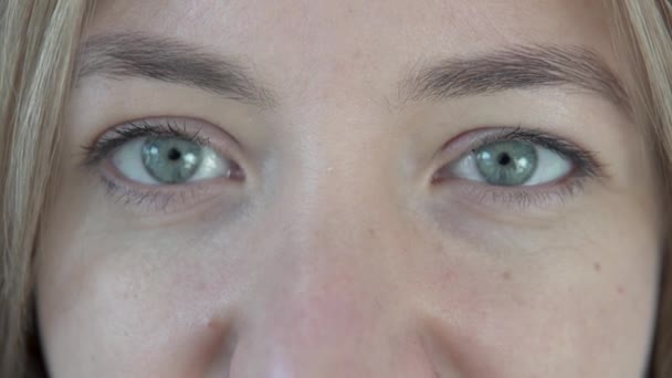 Крупним планом жіночі очі сіро-блакитні — стокове відео