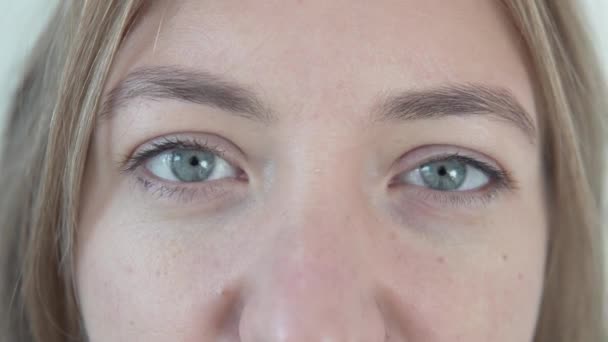 Крупним планом красиві світлі очі красивої молодої жінки — стокове відео