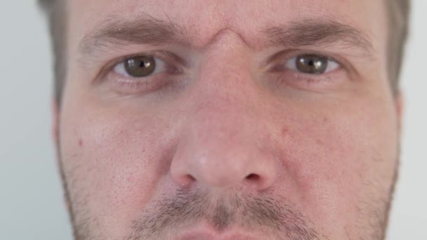 Zbliżenie na twarz przystojnego mężczyzny z brązowymi oczami i włosami — Wideo stockowe