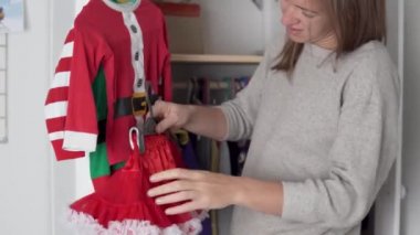Annem yeni yıl için bir kostüm alır ve küçük bir kız için de Noel..