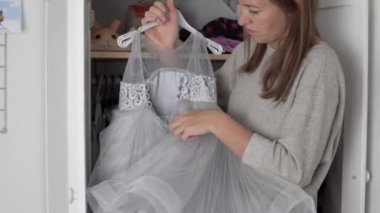 Annem küçük bir kızın dolabına bir şeyler koyar.