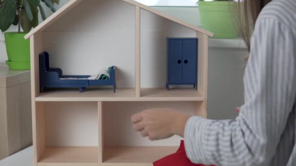 Uma dona de casa mulher limpa no quarto de uma pequena filha — Vídeo de Stock