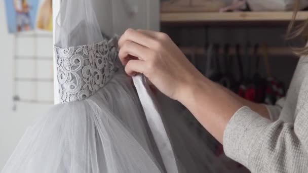 Una mujer desmonta cosas en un armario de hijas pequeñas — Vídeos de Stock