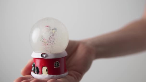一个女人的手拿着一个玩具圣诞球 — 图库视频影像