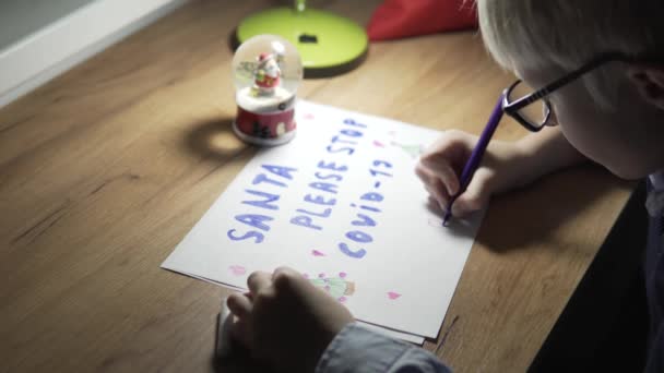 Anak pirang itu menggambar poster berharap Santa Claus dengan tulisan q Santa — Stok Video