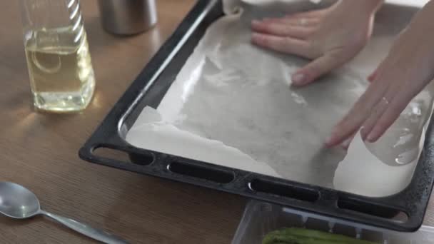 Kobieta gotuje szparagi.. — Wideo stockowe
