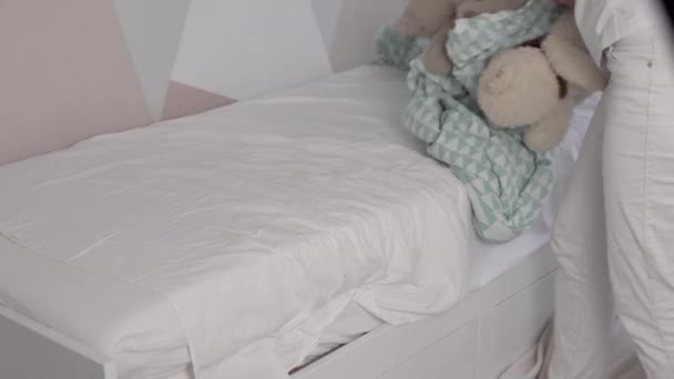 De huisvrouw moeder reinigt de kinderen bed na het slapen — Stockvideo