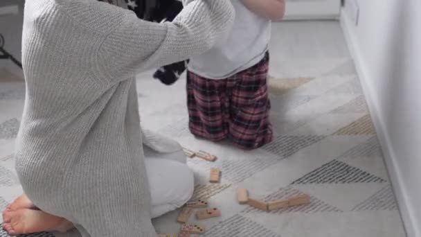 Mutter trägt Pullover mit Sternen am Sohn — Stockvideo