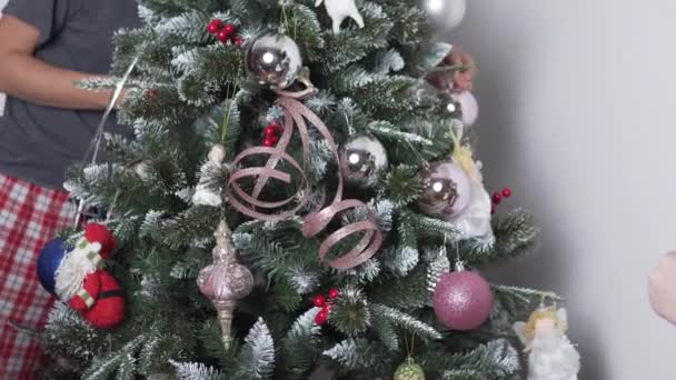 Moeder met kinderen versiert een mooie Nieuwjaar Art Christmas Tree thuis — Stockvideo