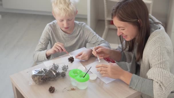 Домашня ручна робота з дітьми вдома взимку перед Різдвом — стокове відео