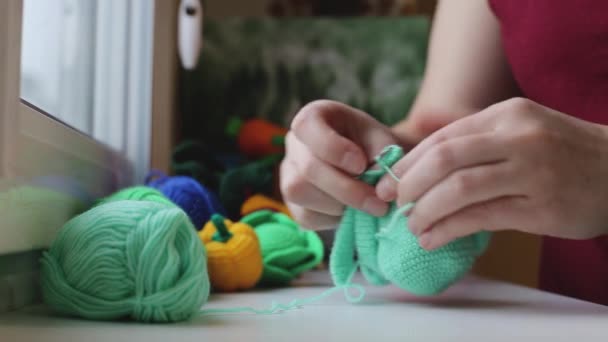 Una mujer crochets un bebé pulpo de juguete en casa — Vídeos de Stock