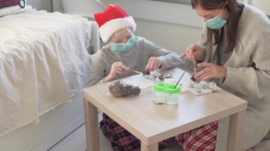 Bir dadı, Coronavirus salgını sırasında yüzünde maske olan bir çocukla nişanlanır.