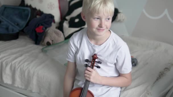 Papá acaricia la cabeza del hijo de los violinistas después de una clase de violín en casa. — Vídeos de Stock