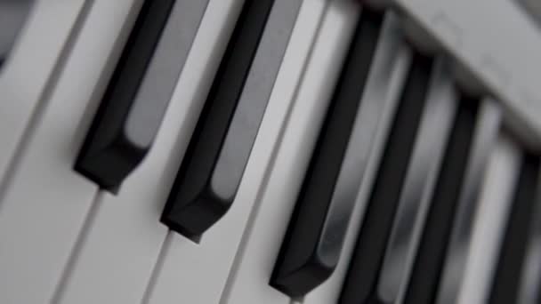 Close-up van het klavier van de elektronische piano. — Stockvideo