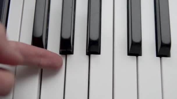 Primer plano, pulgar en las teclas del piano electrónico — Vídeo de stock