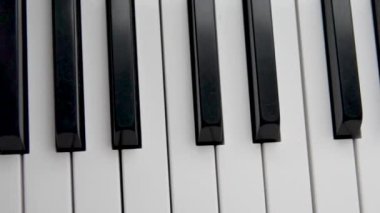 Enstrümanın başından sonuna kadar piyano tuşlarının kapatılması.