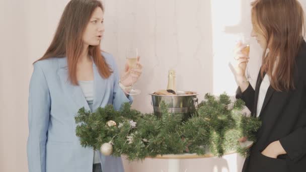 İş kadınları Noel tatilinde bir bardak şampanya eşliğinde çalışmayı tartışırlar. — Stok video