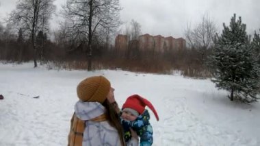 Annem kışın sokakta yürürken bebeği fırlatıp yakalar.