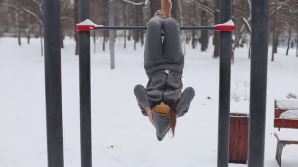 Eine Frau treibt im Winter Sport auf der Straße. — Stockvideo