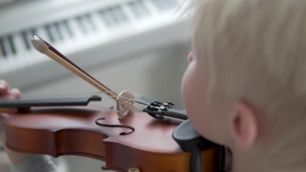 Anak itu pirang bermain biola, close-up — Stok Video