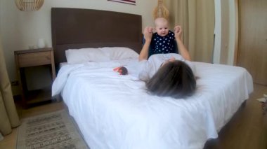 Mutlu anne evde küçük bir bebekle oynuyor.