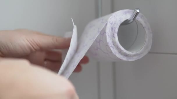 La persona arranca el papel higiénico dibujando una flor — Vídeos de Stock