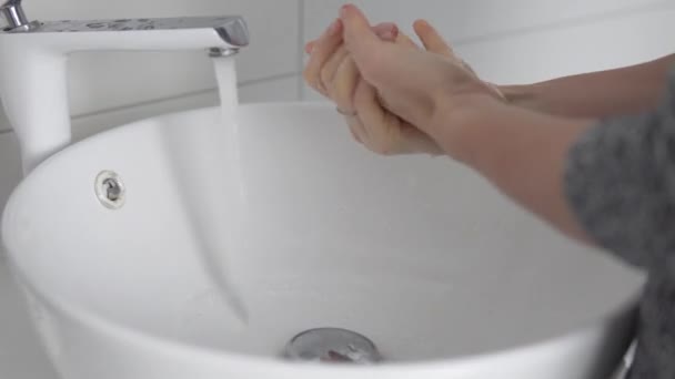 Kobieta myje ręce mydłem w domu w łazience. — Wideo stockowe