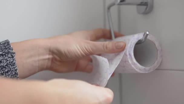 De persoon spoelt een stuk toiletpapier terug en scheurt — Stockvideo